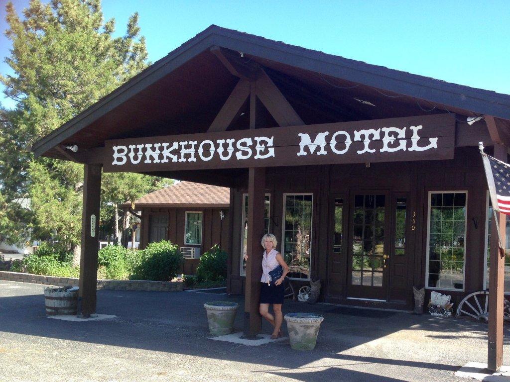 Bunkhouse Motel Guernsey Εξωτερικό φωτογραφία