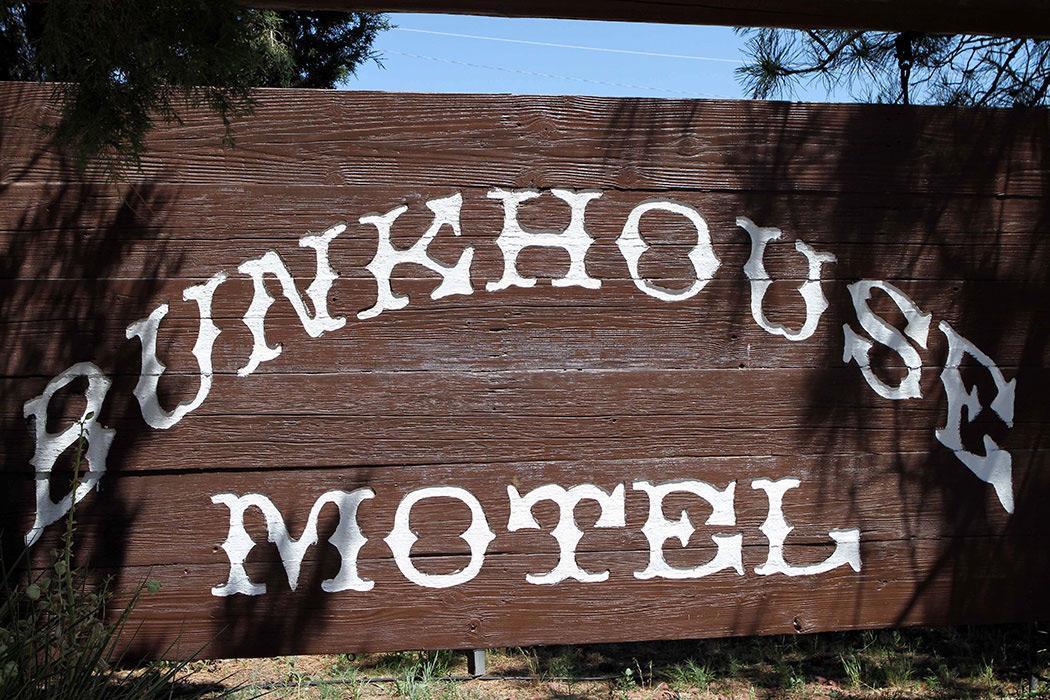 Bunkhouse Motel Guernsey Εξωτερικό φωτογραφία